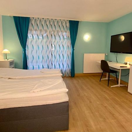 Privatzimmer Im Apartment - Apple Tv Netflix Kingsize Bett Arbeitsplatz Naehe Hbf Koblenz  Exterior photo